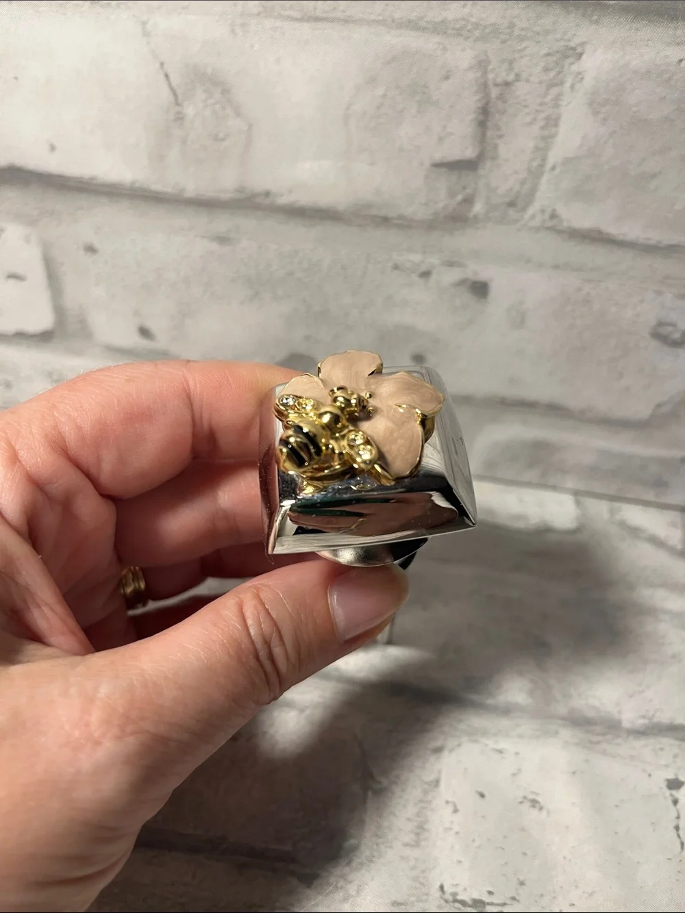 Gold Bee & Nude Flower wine stopper silver tone